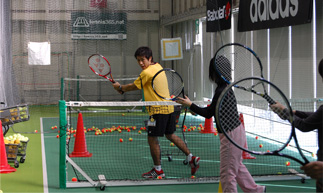 常時、初心者クラスを開講できる0.5面のコート